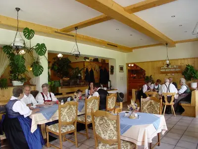 Ein Restaurant oder anderes Speiselokal in der Unterkunft Gasthof zum Kaiserweg