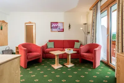 Ein Sitzbereich in der Unterkunft Aparthotel Ramsau