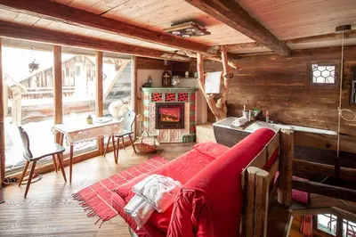 Ein Sitzbereich in der Unterkunft Romantische Hütte