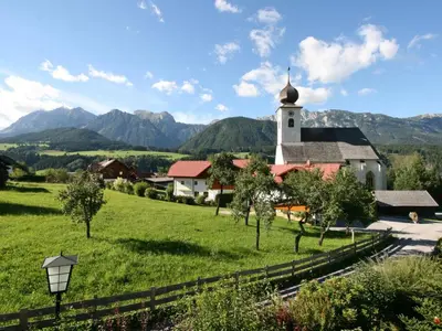 Ein allgemeiner Bergblick oder ein Berglick von des Ferienhauses aus