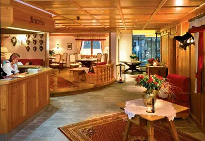 Ein Sitzbereich in der Unterkunft Hotel Zinnkrügl