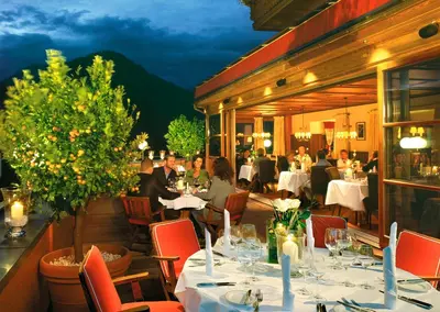 Ein Restaurant oder anderes Speiselokal in der Unterkunft Hotel Zinnkrügl