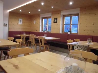 Ein Restaurant oder anderes Speiselokal in der Unterkunft Haus Höllwart