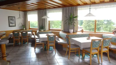 Ein Restaurant oder anderes Speiselokal in der Unterkunft Hotel Sportpension Reiter