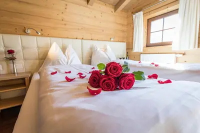 Ein Bett oder Betten in einem Zimmer der Unterkunft Alpenchalets Flachauer Gutshof