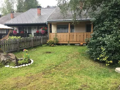 Ein Garten an der Unterkunft Katarina's cozy bungalov