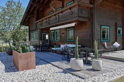 Das Gebäude in dem sich die Lodge befindet
