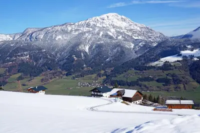 Ein allgemeiner Bergblick oder ein Berglick von des Bauernhofs aus