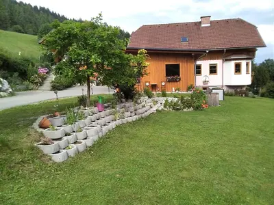 Ein Garten an der Unterkunft Ferienhaus Gstoderblick
