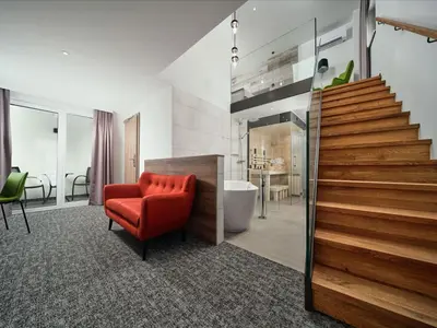 Ein Sitzbereich in der Unterkunft Seehotel im Weyer