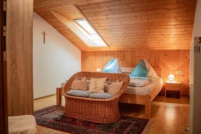 Ein Sitzbereich in der Unterkunft Ferienwohnung Schoberhof