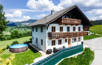 Ein allgemeiner Bergblick oder ein Berglick von des Ferienhauses aus