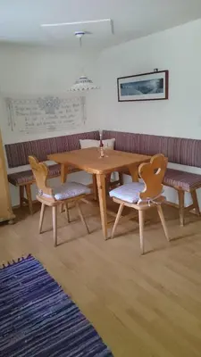 Ein Sitzbereich in der Unterkunft Knödl-Alm Waldhäusl
