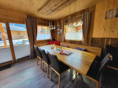 Ein Sitzbereich in der Unterkunft Kreischberg Chalet in Murau