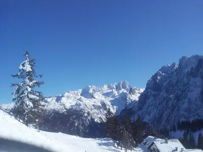 Ein allgemeiner Bergblick oder ein Berglick von des Privatzimmers aus