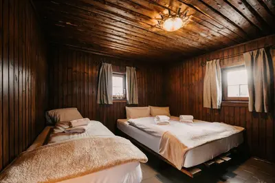 Ein Bett oder Betten in einem Zimmer der Unterkunft Wurzelhütte