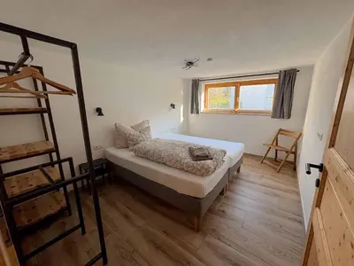 Ein Bett oder Betten in einem Zimmer der Unterkunft Ferienwohnung Stoablick - barrierefrei mit Bergblick