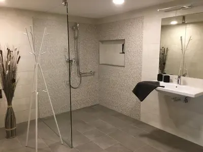 Ein Badezimmer in der Unterkunft Ferienwohnung Stoablick - barrierefrei mit Bergblick