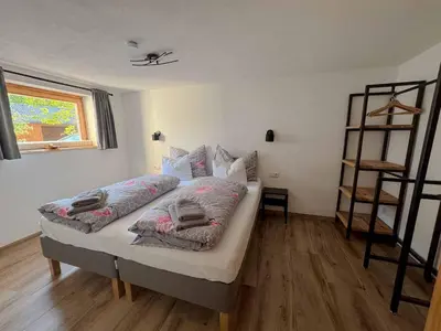 Ein Bett oder Betten in einem Zimmer der Unterkunft Ferienwohnung Stoablick - barrierefrei mit Bergblick