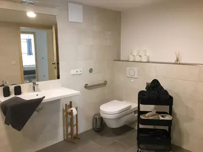 Ein Badezimmer in der Unterkunft Ferienwohnung Stoablick - barrierefrei mit Bergblick