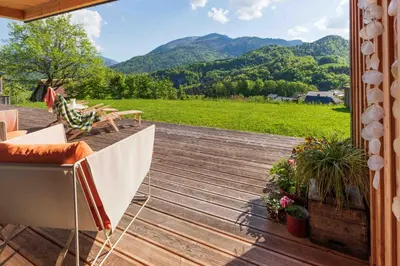 Ein allgemeiner Bergblick oder ein Berglick von des Ferienhauses aus