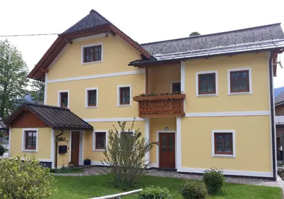 Das Gebäude in dem sich das Privatzimmer befindet