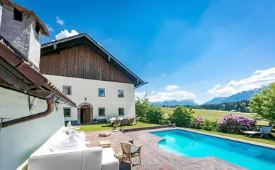 Der Swimmingpool an oder in der Nähe von Chalet Wiesengut all famous ski areas around us, 10 min to salzburg, mountainview