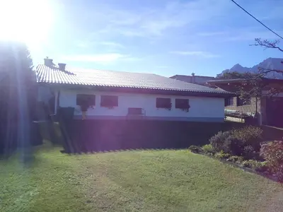 Das Gebäude in dem sich das Ferienhaus befindet