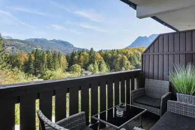 Ein allgemeiner Bergblick oder ein Berglick von des Aparthotels aus