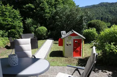 Ein allgemeiner Bergblick oder ein Berglick von des Ferienhauses aus