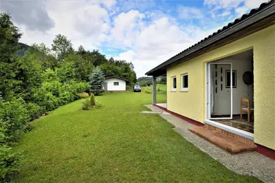 Ein Garten an der Unterkunft Ferienhaus am Traunsee mit Bergsicht