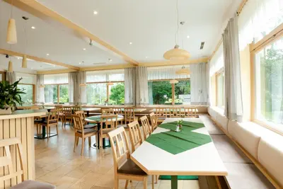 Ein Restaurant oder anderes Speiselokal in der Unterkunft Sporthotel Grünau - Wimmergreuth
