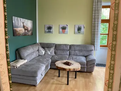Ein Sitzbereich in der Unterkunft Ferienappartment zum grünen Hirsch