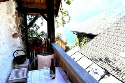 Ein Balkon oder eine Terrasse in der Unterkunft Haus am Hof - 15th century house at the lake, near the marketplace, with a balcony