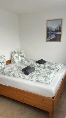 Ein Bett oder Betten in einem Zimmer der Unterkunft Danner Familien-Ferienwohnungen - Ruhige Lage, 650 m zum Attersee & zentral in Schörfling
