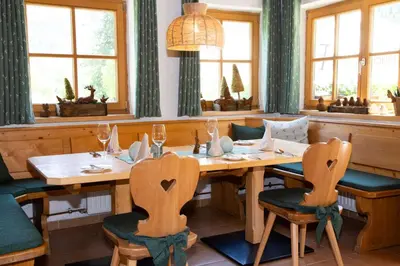 Ein Sitzbereich in der Unterkunft Gasthof Rettenbachalm