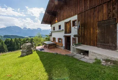 Ein allgemeiner Bergblick oder ein Berglick von des Ferienhauses aus