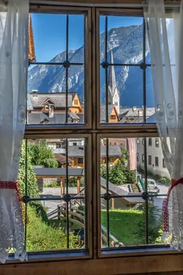 Ein Garten an der Unterkunft Historic Lakeview Apartments Hallstatt