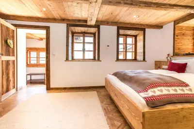 Ein Bett oder Betten in einem Zimmer der Unterkunft Historic Lakeview Apartments Hallstatt