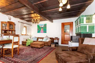 Ein Sitzbereich in der Unterkunft Historic Lakeview Apartments Hallstatt