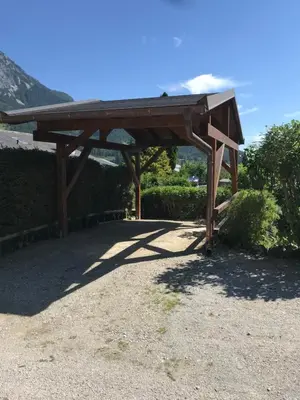 Ein allgemeiner Bergblick oder ein Berglick von des Ferienhauses aus