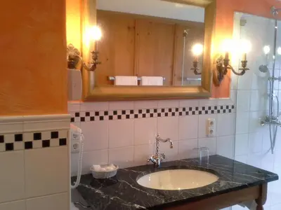 Ein Badezimmer in der Unterkunft Romantikhotel Almtalhof