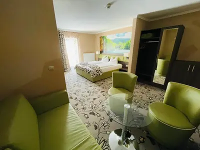 Ein Sitzbereich in der Unterkunft Hotel Pruggererhof