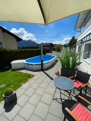 Der Swimmingpool an oder in der Nähe von Modernes Alpenapartment mit Sauna Wintergarten und Pool