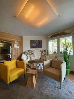 Ein Sitzbereich in der Unterkunft Modernes Alpenapartment mit Sauna Wintergarten und Pool
