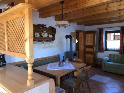 Ein Sitzbereich in der Unterkunft Wilderer Alm Chalet Katschberg