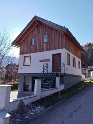 Das Gebäude in dem sich das Ferienhaus befindet