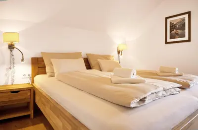 Ein Bett oder Betten in einem Zimmer der Unterkunft die Tauplitz Lodges - Mountain view Lodge A11 by AA Holiday Homes