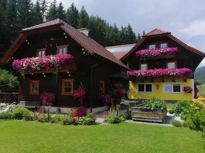 Ein Garten an der Unterkunft Chalet Taurachblick