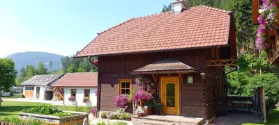 Das Gebäude in dem sich das Ferienhaus befindet